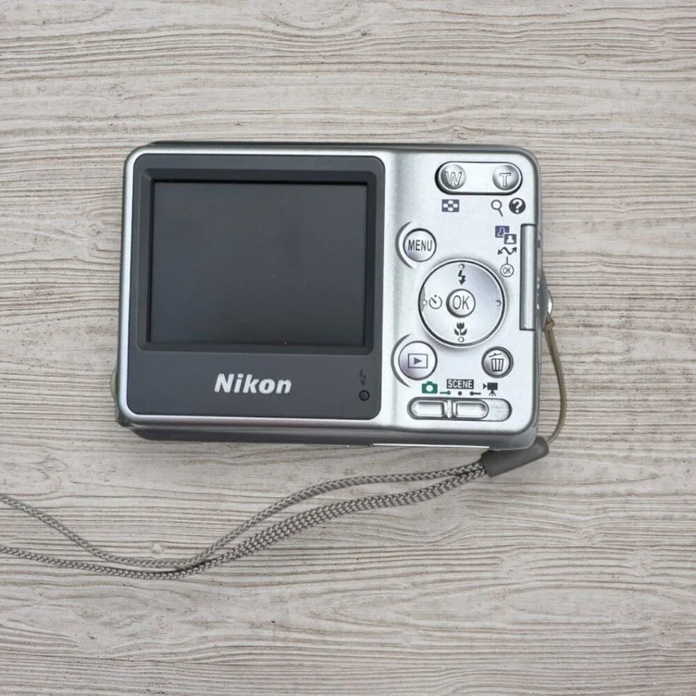 Nikon Coolpix L4 Compact Digital Camera *NOT WORKING* Original Box Case Cables++